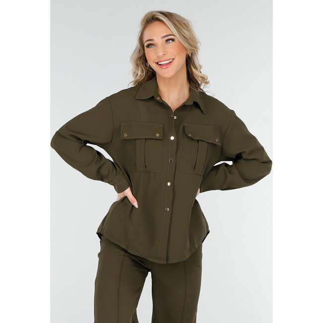 Khaki-Set mit Bluse und gerader Hose mit goldenen Knöpfen
