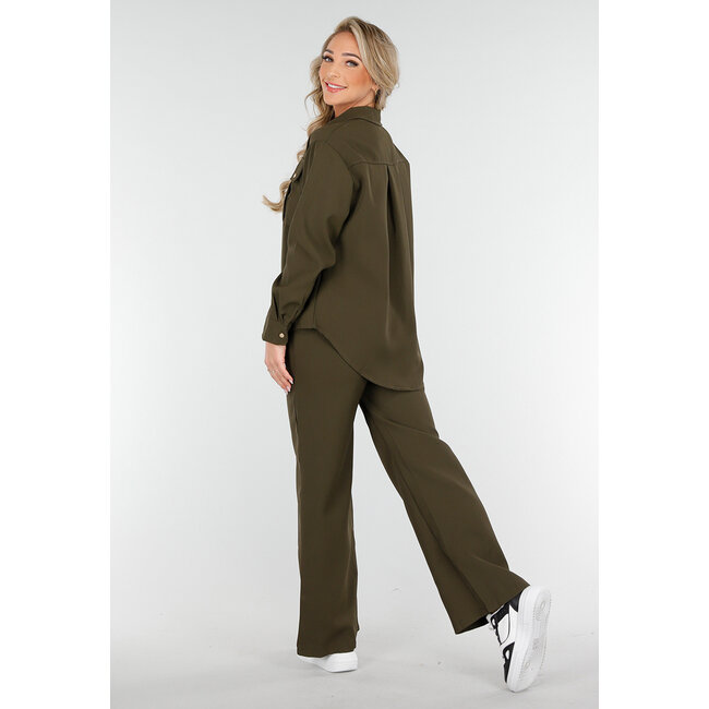 Khaki-Set mit Bluse und gerader Hose mit goldenen Knöpfen