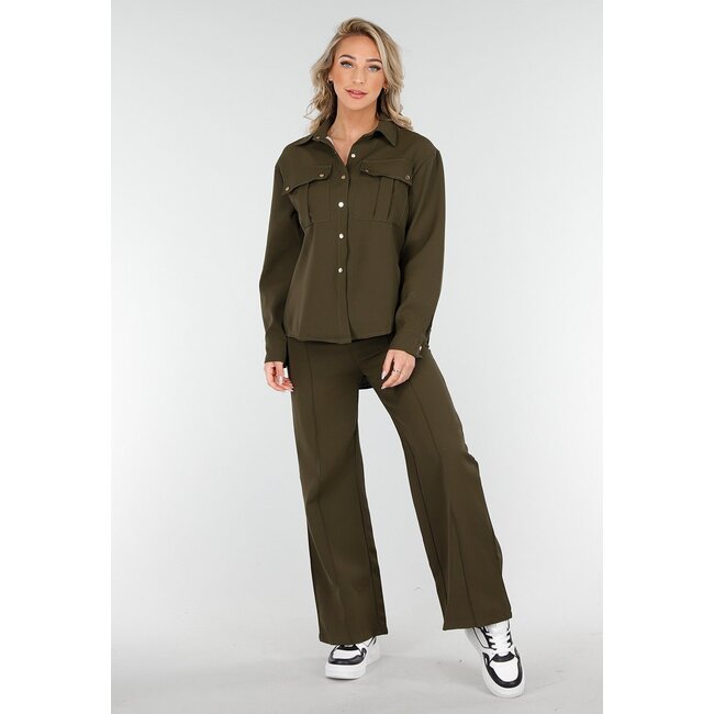 Khaki-Set mit Bluse und gerader Hose mit goldenen Knöpfen