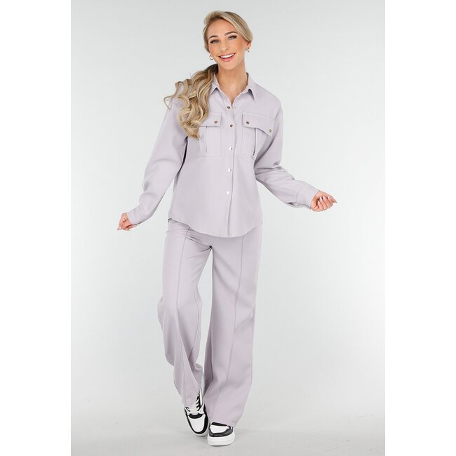 Graues Set mit Bluse und Hose mit geradem Bein und goldenen Knöpfen