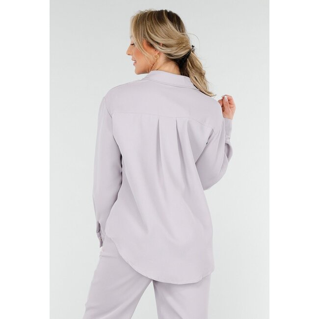 Graues Set mit Bluse und Hose mit geradem Bein und goldenen Knöpfen