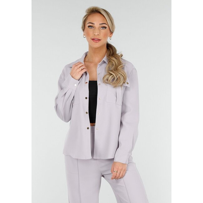 Graues Set mit Bluse und Hose mit geradem Bein und goldenen Knöpfen