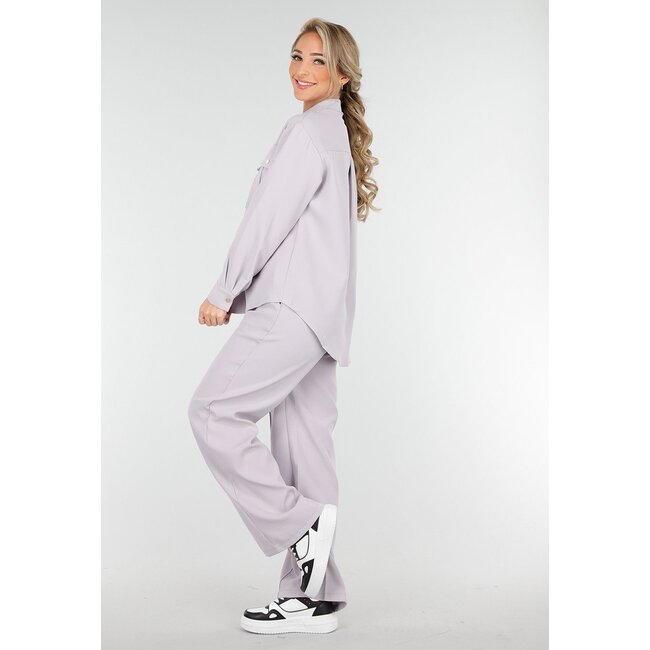 Graues Set mit Bluse und Hose mit geradem Bein und goldenen Knöpfen