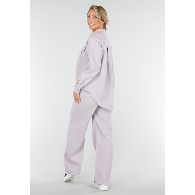 Graues Set mit Bluse und Hose mit geradem Bein und goldenen Knöpfen