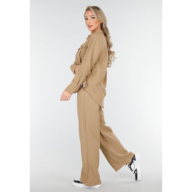 Kamelfarbenes Set mit Bluse mit Goldknöpfen und Hose mit geradem Bein