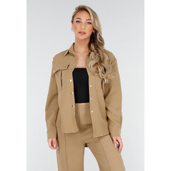Kamelfarbenes Set mit Bluse mit Goldknöpfen und Hose mit geradem Bein