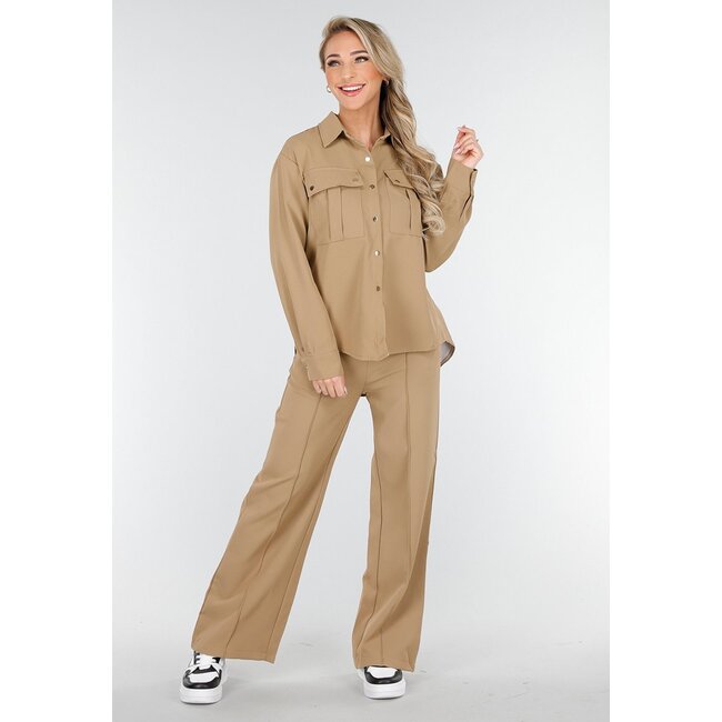 Kamelfarbenes Set mit Bluse mit Goldknöpfen und Hose mit geradem Bein