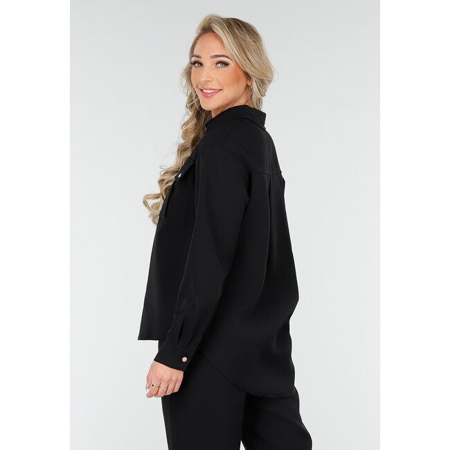 Schwarzes Set mit Bluse mit Goldknöpfen und geraden Hosenbeinen