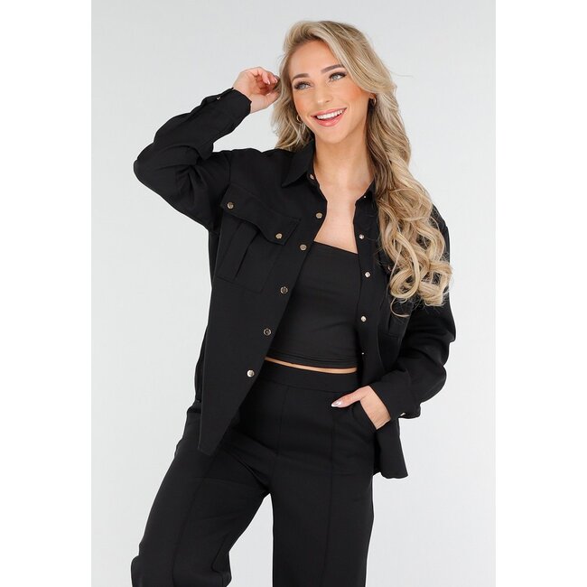 Schwarzes Set mit Bluse mit Goldknöpfen und geraden Hosenbeinen