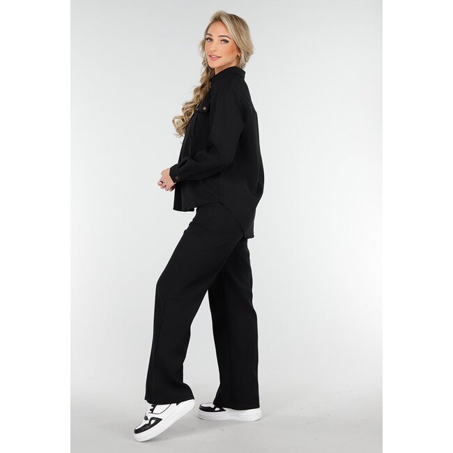 Schwarzes Set mit Bluse mit Goldknöpfen und geraden Hosenbeinen