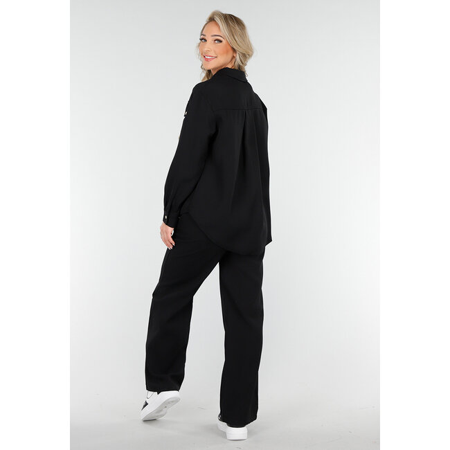 Schwarzes Set mit Bluse mit Goldknöpfen und geraden Hosenbeinen