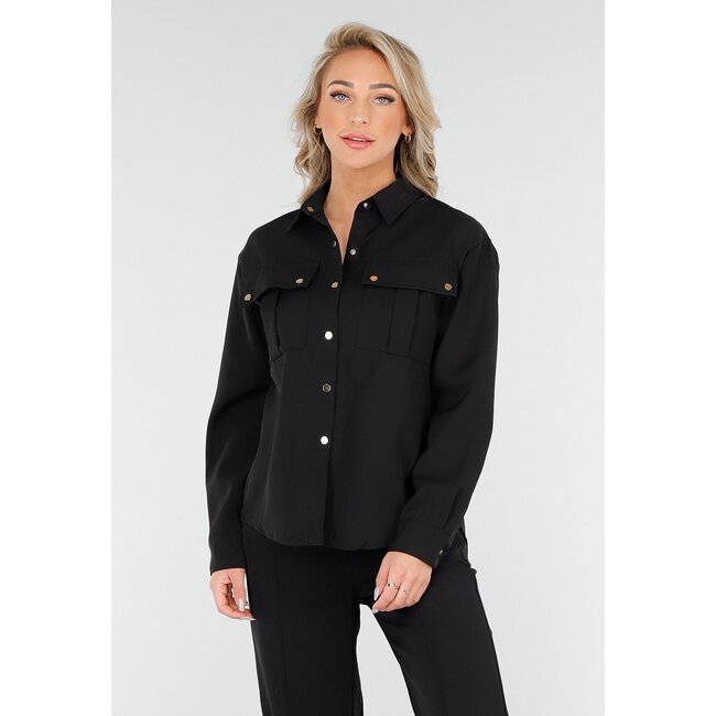 Schwarzes Set mit Bluse mit Goldknöpfen und geraden Hosenbeinen