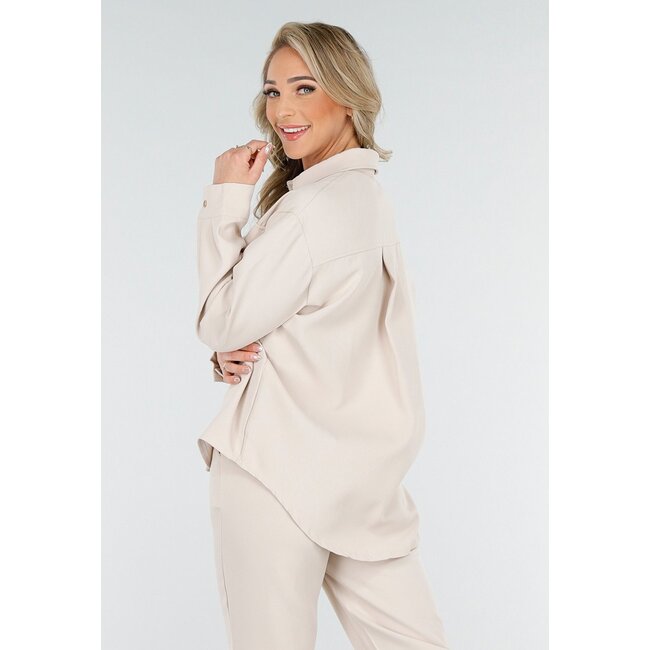 Beigefarbenes zweiteiliges Set mit Bluse mit Brusttaschen und weiter Hose