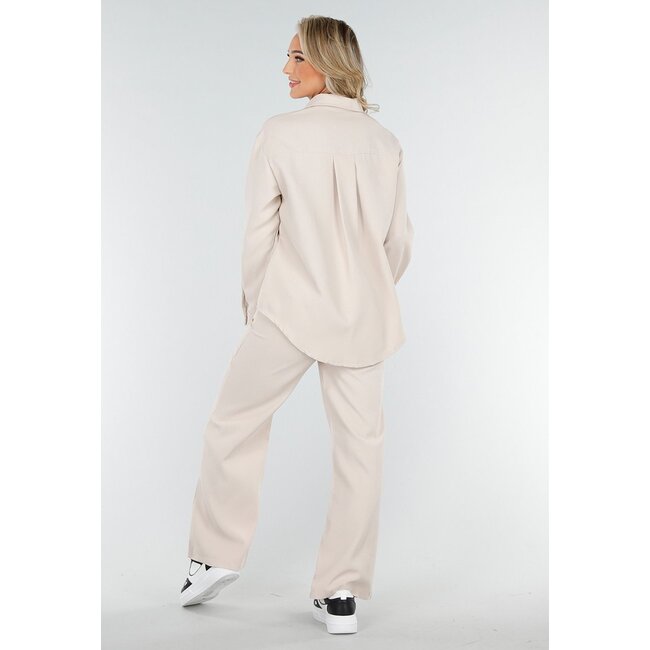 Beigefarbenes zweiteiliges Set mit Bluse mit Brusttaschen und weiter Hose