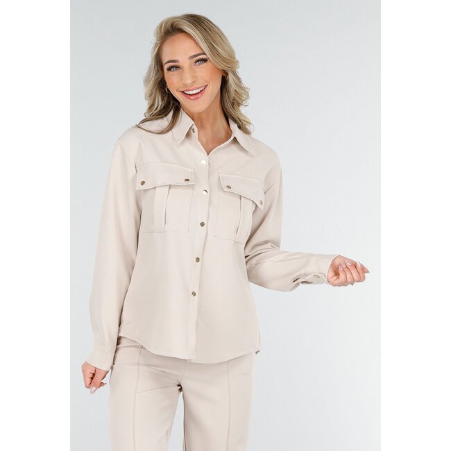 Beigefarbenes zweiteiliges Set mit Bluse mit Brusttaschen und weiter Hose