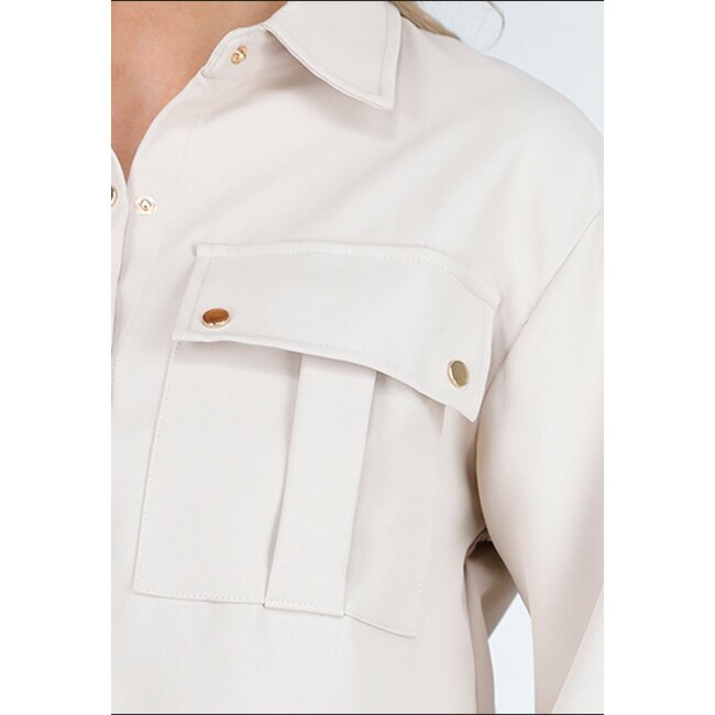 Beigefarbenes zweiteiliges Set mit Bluse mit Brusttaschen und weiter Hose
