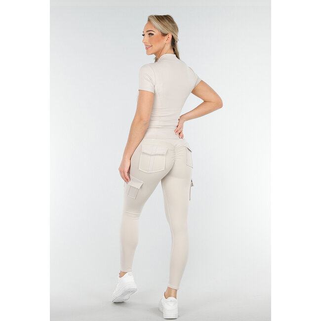 Beigefarbener Sportdress mit Cargo-Taschen und Scrunch
