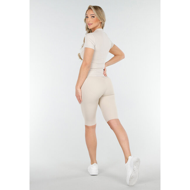Beigefarbenes Sport-Set mit Kurzarm-Jacke, High-Waist-Short und Korrekturband