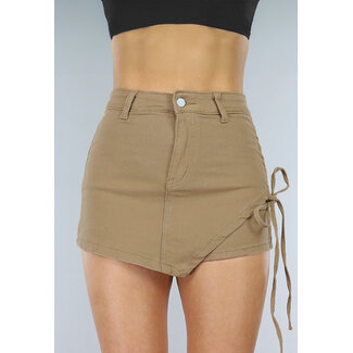 Khakifarbener Denim-Skort mit Schnürsenkeldetails