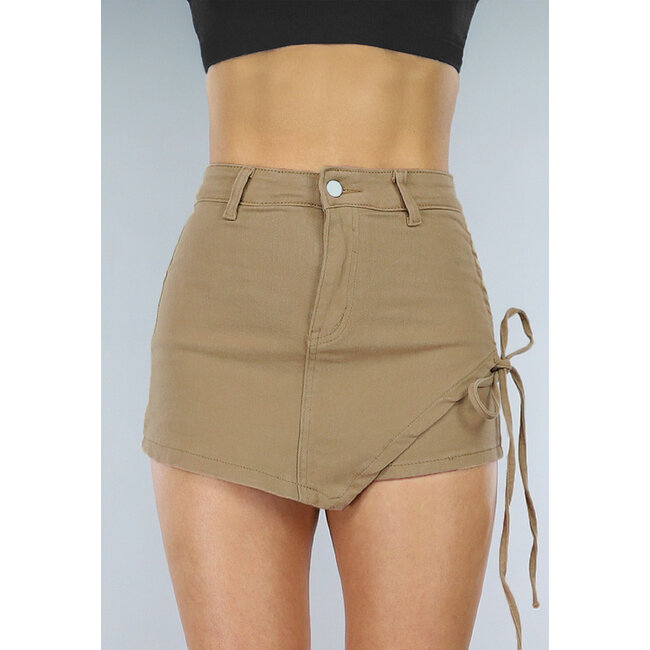 Khakifarbener Denim-Skort mit Schnürsenkeldetails