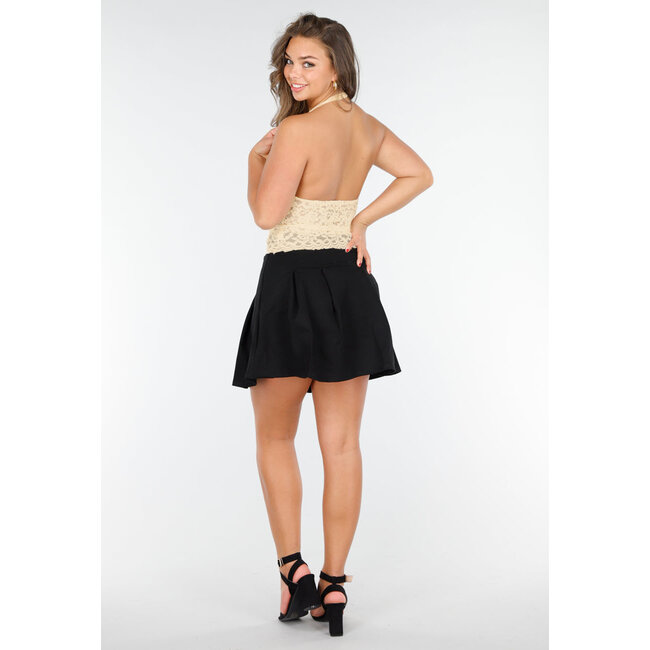 Vanillefarbenes Spitzenhalfter-Crop-Top mit tiefem V-Ausschnitt