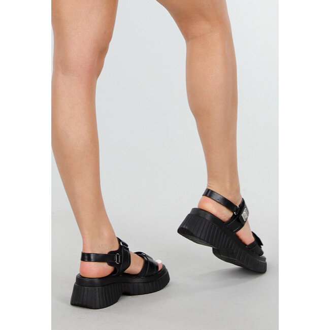 Schwarze, klobige Sandalen mit dicker Sohle und verstellbaren Schnallenriemen