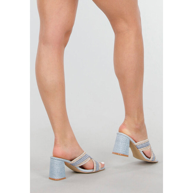 Sandalen mit quadratischer Nase, hellblauen geflochtenen Riemen und Blockabsatz