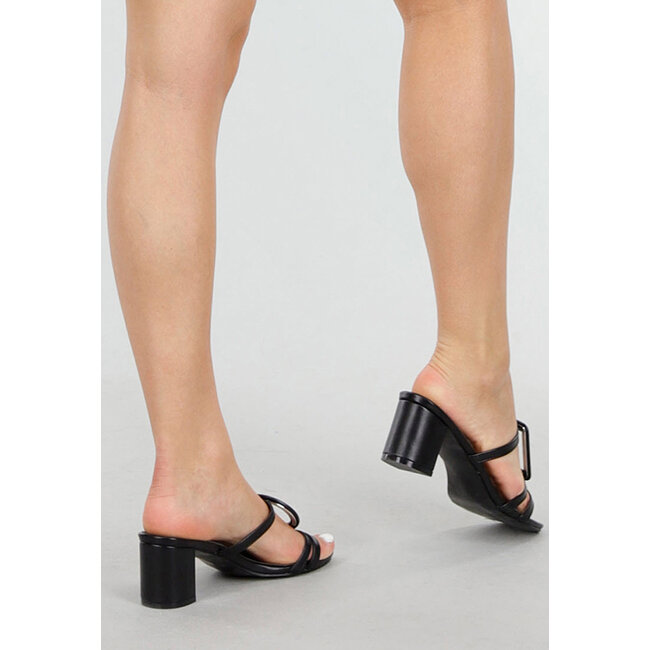 Schwarze Sandalen mit quadratischem und rundem Schnallenverschluss auf Blockabsatz und Dreifachriemen