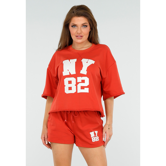 Rotes Varsity-Set mit T-Shirt und Shorts im sportlichen Stil