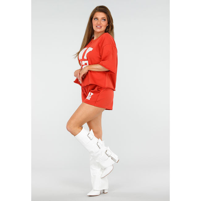 Rotes Varsity-Set mit T-Shirt und Shorts im sportlichen Stil