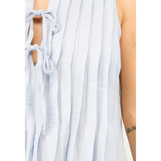 Hellblaues ärmelloses Kleid mit Plisseefront und Schleifendetail
