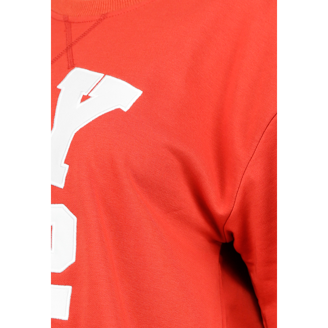 Rotes Varsity-Set mit T-Shirt und Shorts im sportlichen Stil