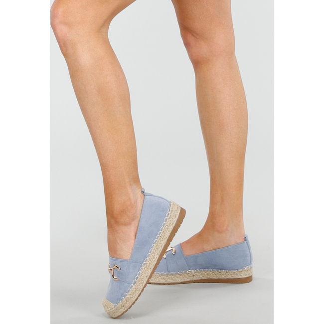 Hellblaue Espadrilles in Wildlederoptik mit geflochtener Sohle und goldener Spitze