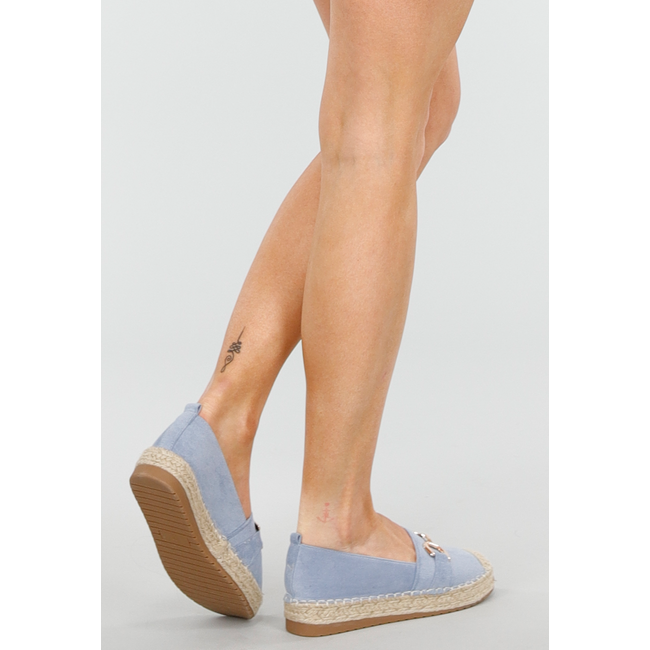Hellblaue Espadrilles in Wildlederoptik mit geflochtener Sohle und goldener Spitze