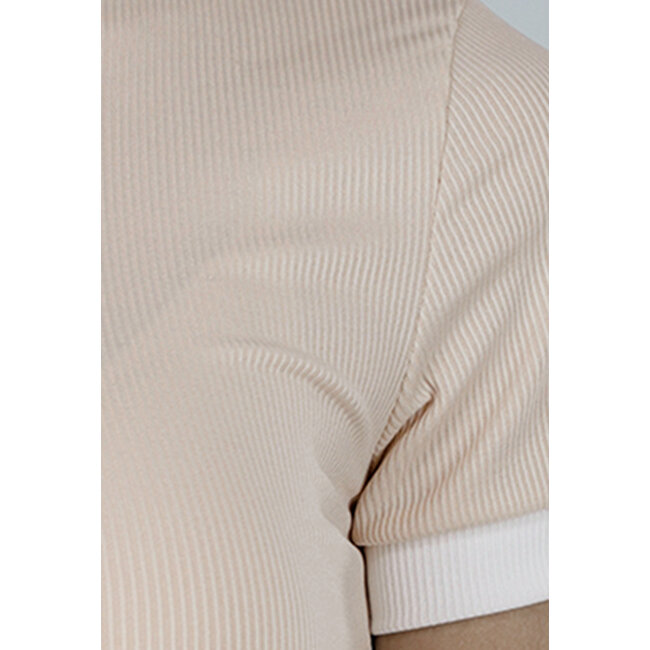 Beigefarbenes zweiteiliges Set mit langer Hose und kurzem Oberteil mit Colourblocking-Details