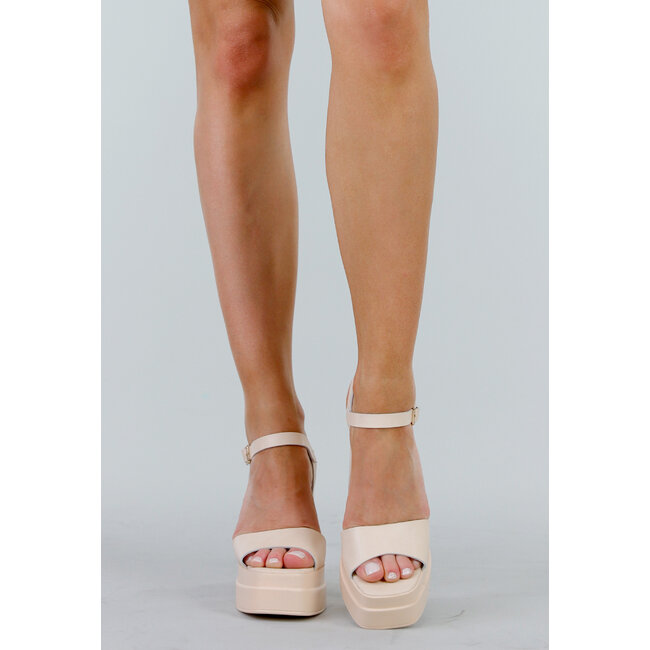 Beigefarbene Damen-Kunstledersandalen mit erhöhter Sohle und silberner Schnalle