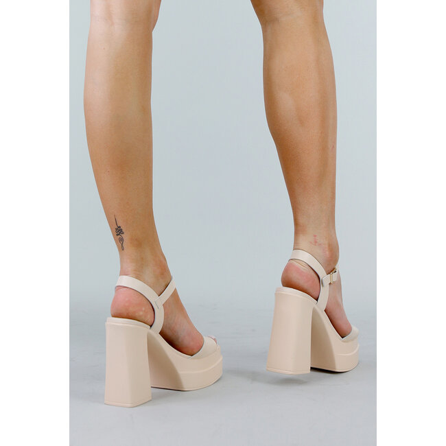 Beigefarbene Damen-Kunstledersandalen mit erhöhter Sohle und silberner Schnalle