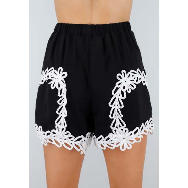 Schwarzes zweiteiliges Stretch-Set mit weißen Häkeldetails und elastischem Bund
