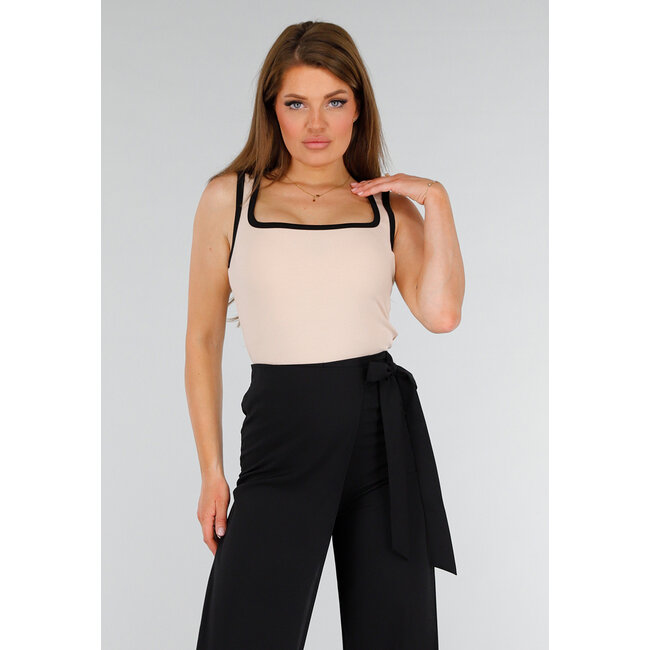 Beigefarbenes Stretch-Top aus Rippenstoff mit schwarzen Rändern