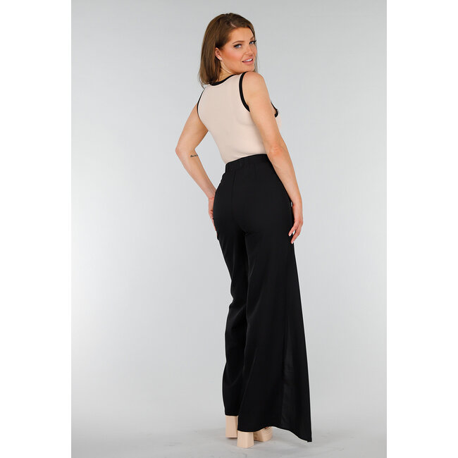 Beigefarbenes ärmelloses Stretch-Top mit schwarzem Saum und quadratischem Ausschnitt