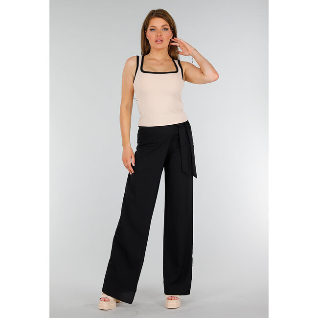 Beigefarbenes ärmelloses Stretch-Top mit schwarzem Saum und quadratischem Ausschnitt