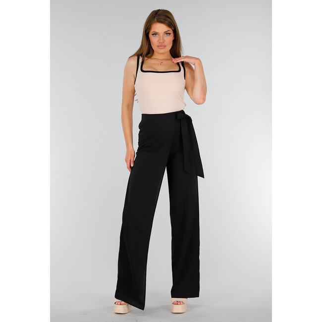 Beigefarbenes ärmelloses Stretch-Top mit schwarzem Saum und quadratischem Ausschnitt