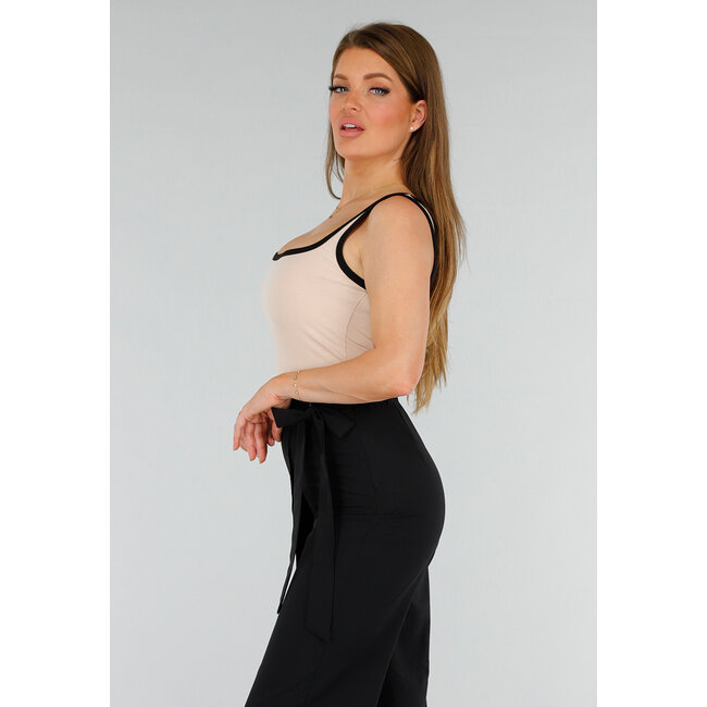 Beigefarbenes ärmelloses Stretch-Top mit schwarzem Saum und quadratischem Ausschnitt