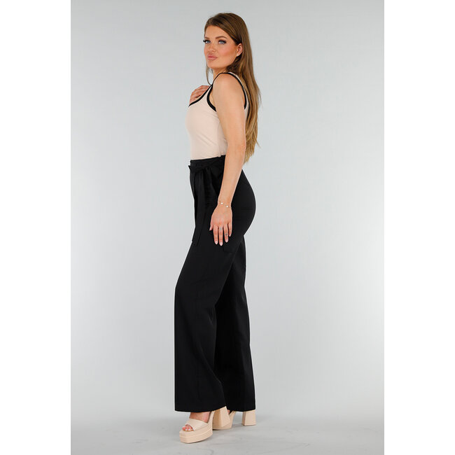 Beigefarbenes ärmelloses Stretch-Top mit schwarzem Saum und quadratischem Ausschnitt