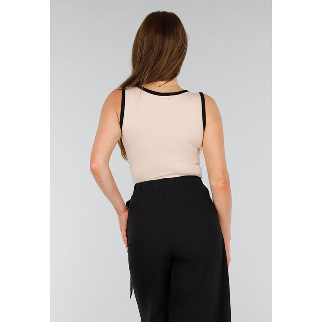 Beigefarbenes ärmelloses Stretch-Top mit schwarzem Saum und quadratischem Ausschnitt