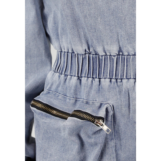 Blauer Denim-Stretch-Off-Shoulder-Playsuit mit Taillenband und Reißverschlusstaschen