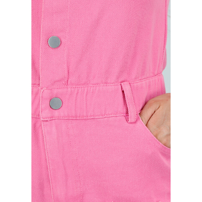 Rosa Stretch-Denim-Playsuit mit Knopfverschluss und Gürtelschlaufen