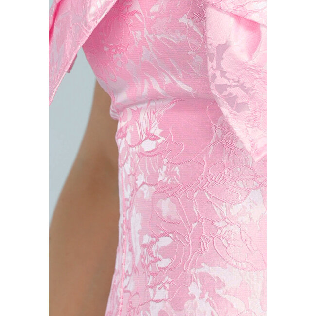 Elegantes rosa trägerloses Kleid mit Schleife