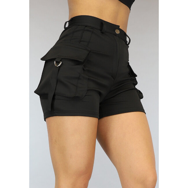 Elastische Cargo-Shorts mit silbernen Details