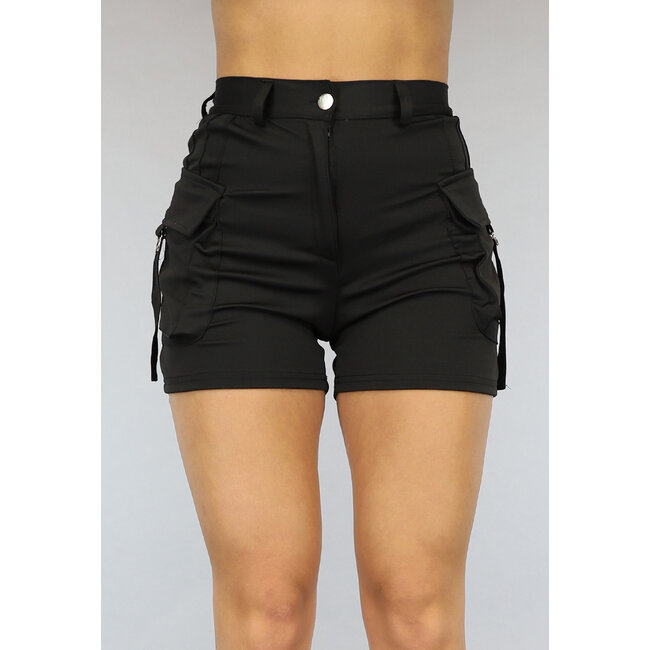 Elastische Cargo-Shorts mit silbernen Details